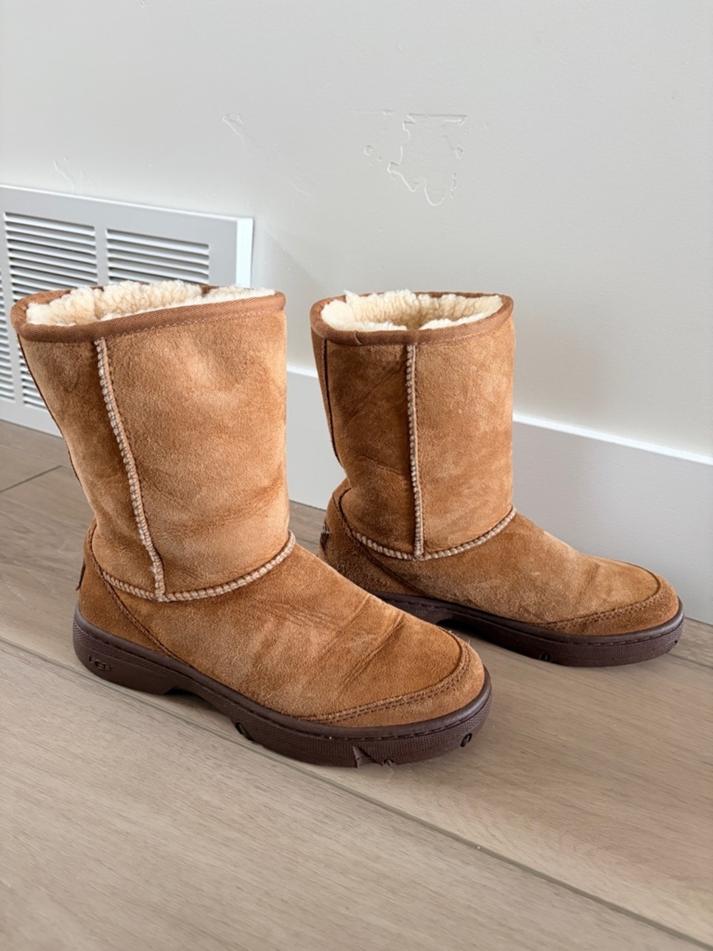 UGG Ultimate Short 5275 Chestnut Suede Sheepskin Boots Women’s 7 - Picture 2 of 5